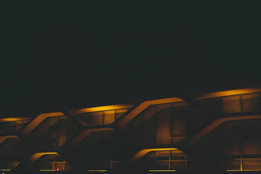 Fachada de un edificio corporativo iluminado de noche