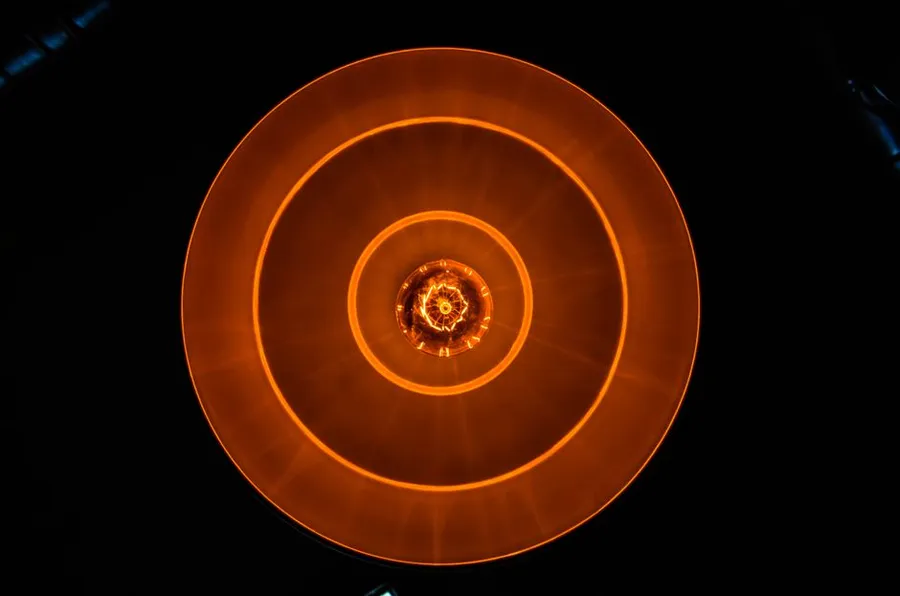 Anillos de luz concéntricos que representan señales de datos