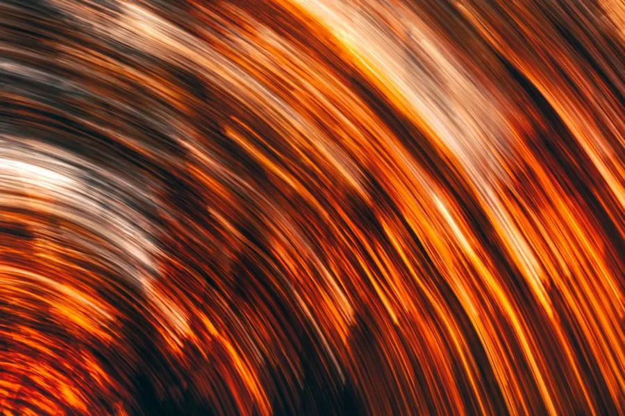 Flujos de luz naranja en movimiento, como datos circulando