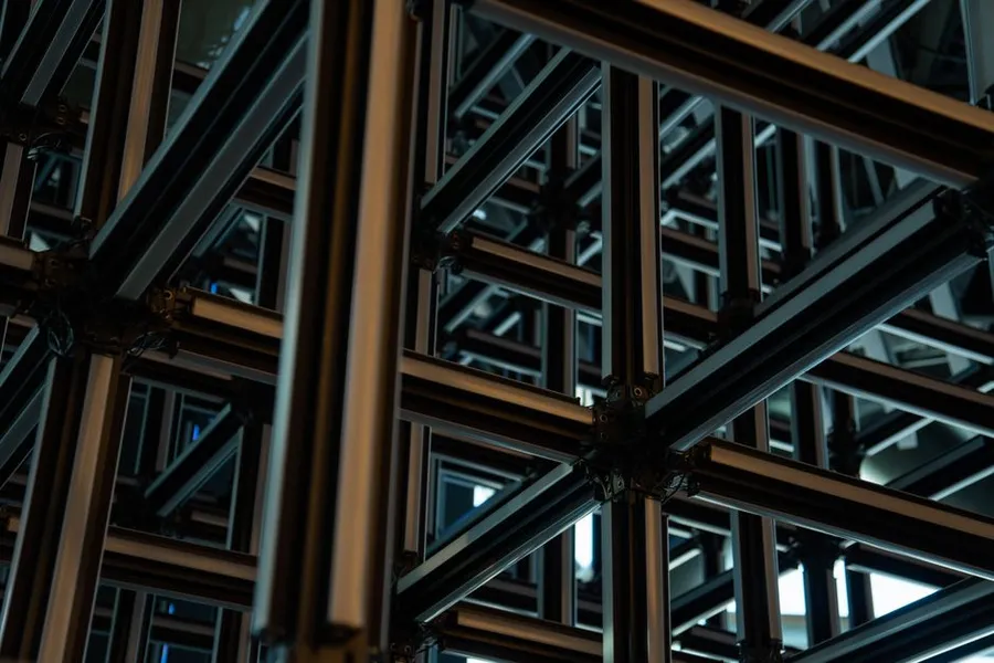 Estructura metálica ordenada en forma de retícula