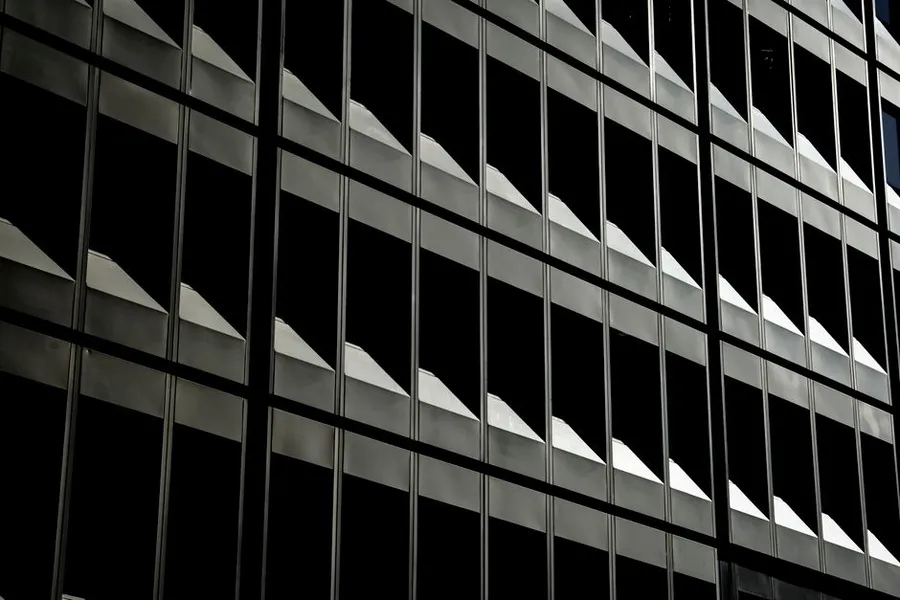 Fachada de cristal de un edificio corporativo