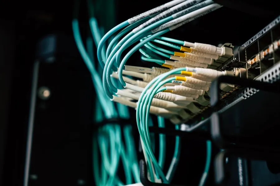 Cableado de red conectado a un panel en un rack
