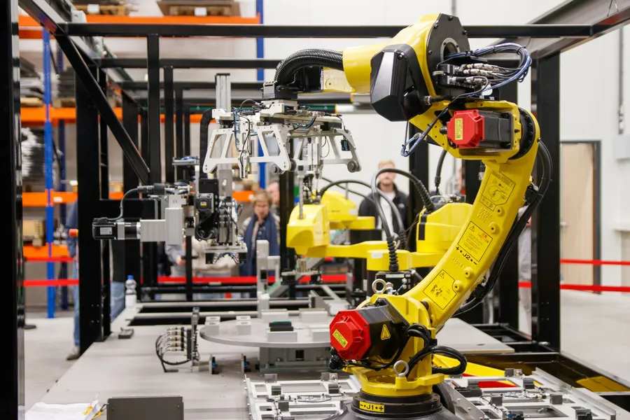 Brazo robótico industrial automatizando una línea de producción