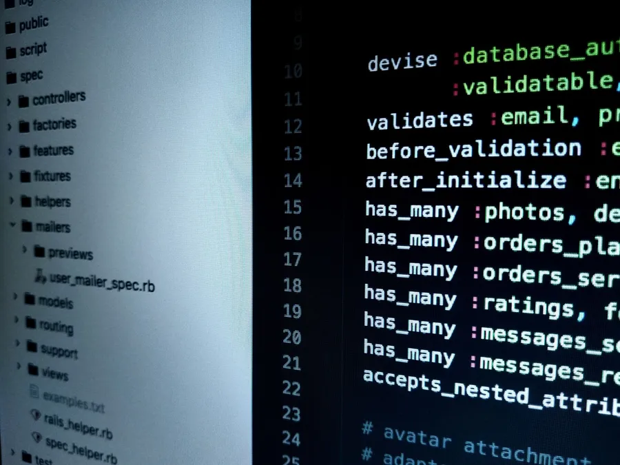Código de software en la pantalla de un desarrollador