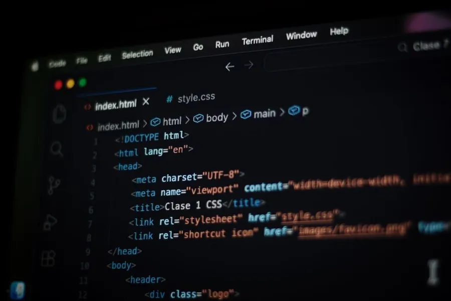 Editor de código mostrando el marcado de una aplicación web